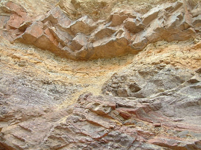 嫩泥，是一種土黃色，灰白色為主的雜色黏土